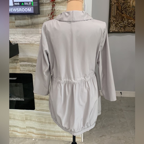 Gallery Ruffle Over Coat.Size L - Picture 3 of 12